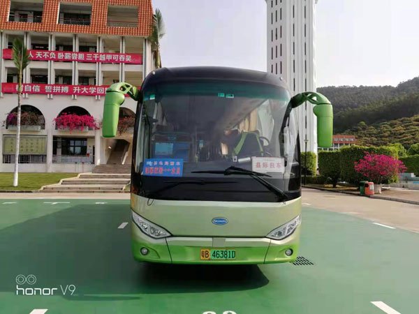 48座大巴車